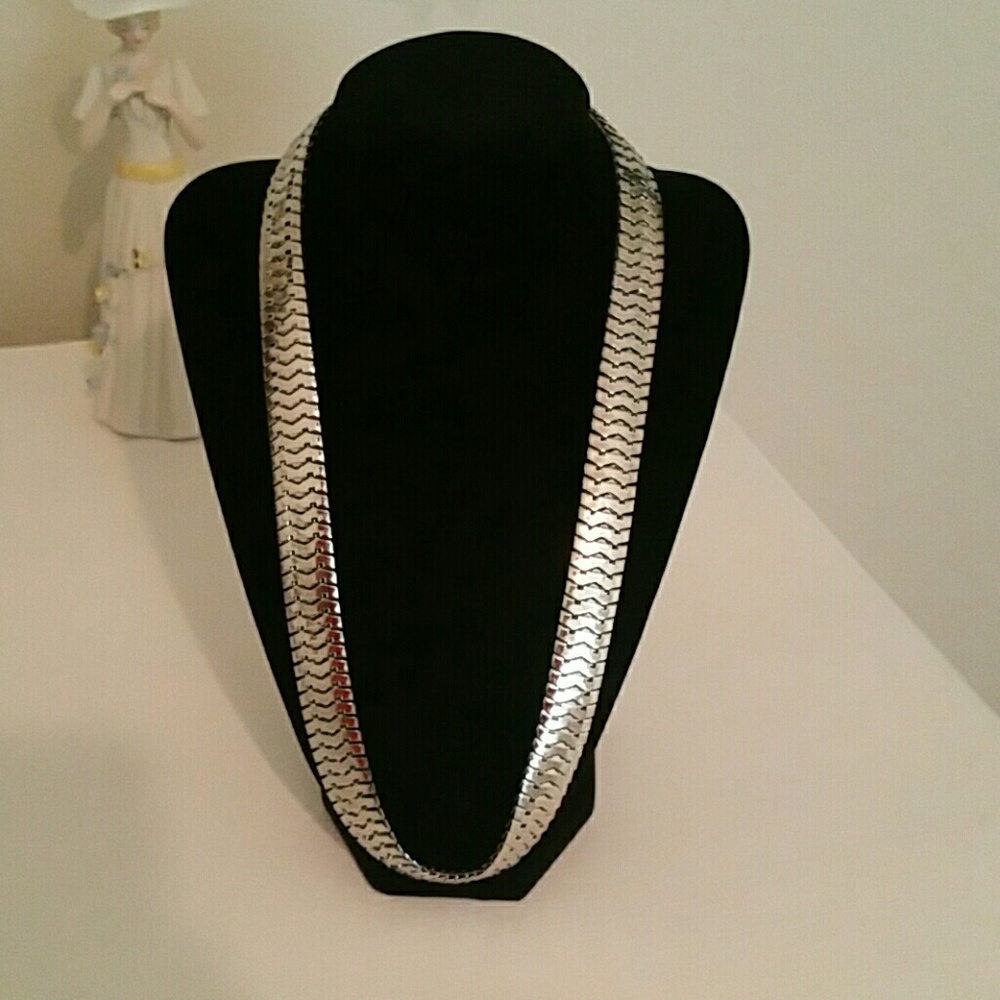 Gorgeous snake link style necklace